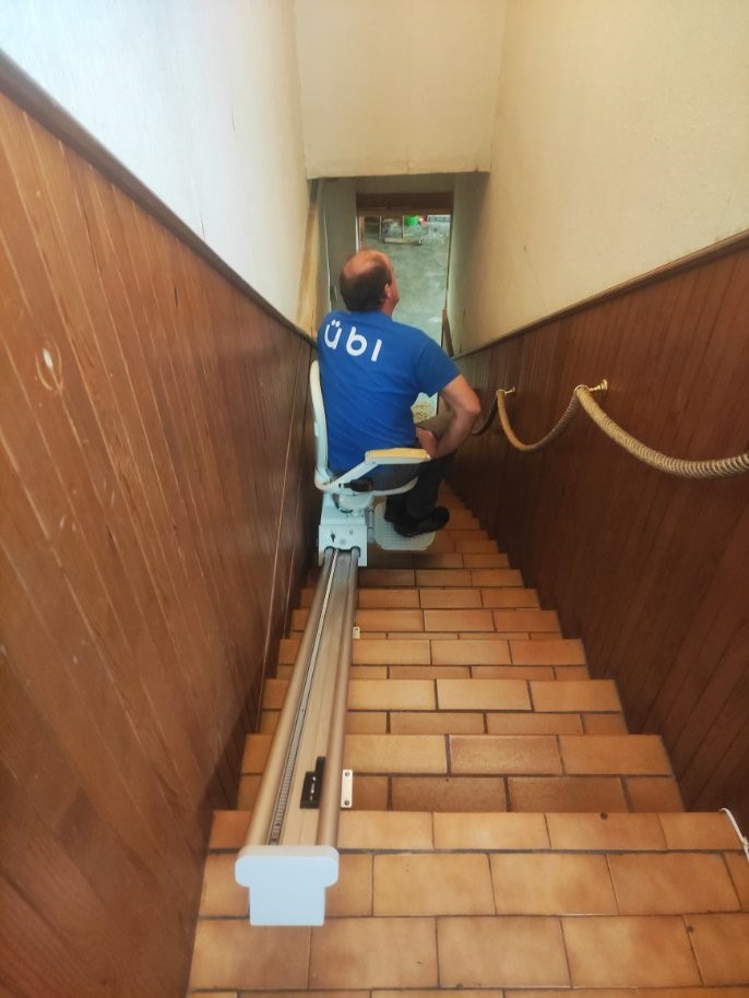 Technicien Sud-Ouest Monte-escalier testant l'installation d'un monte-escaliers droit