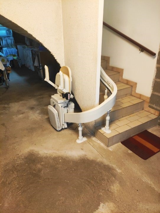 Monte-escaliers courbe installé dans un garage