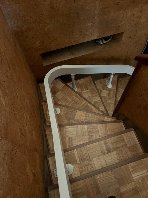 Rail d'un monte-escalier courbe dans un escalier étroit