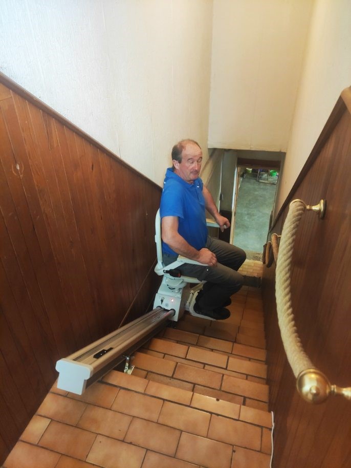 Technicien Sud-Ouest Monte-escalier testant l'installation d'un monte-escaliers droit