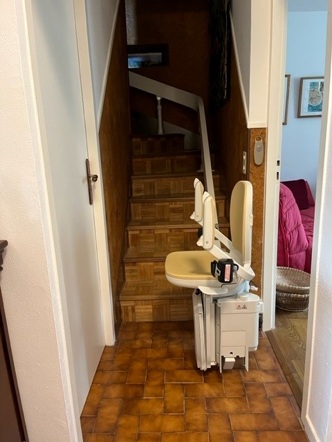 Monte-escalier courbe en bas d'un escalier