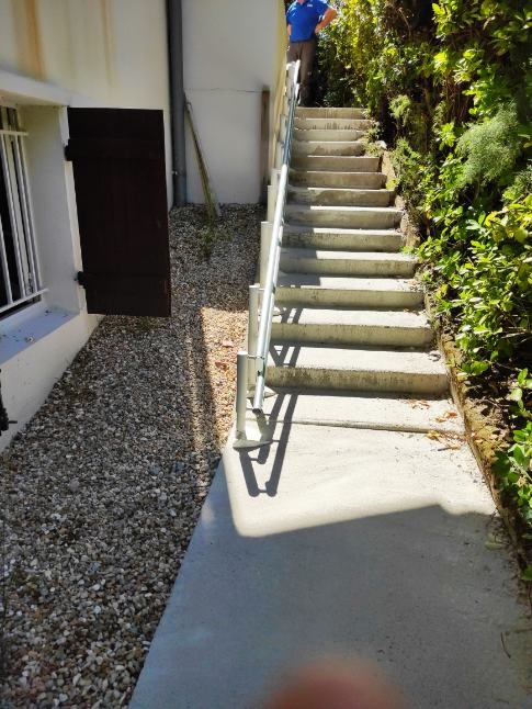 Double-rail d'un monte-escaliers extérieur courbe