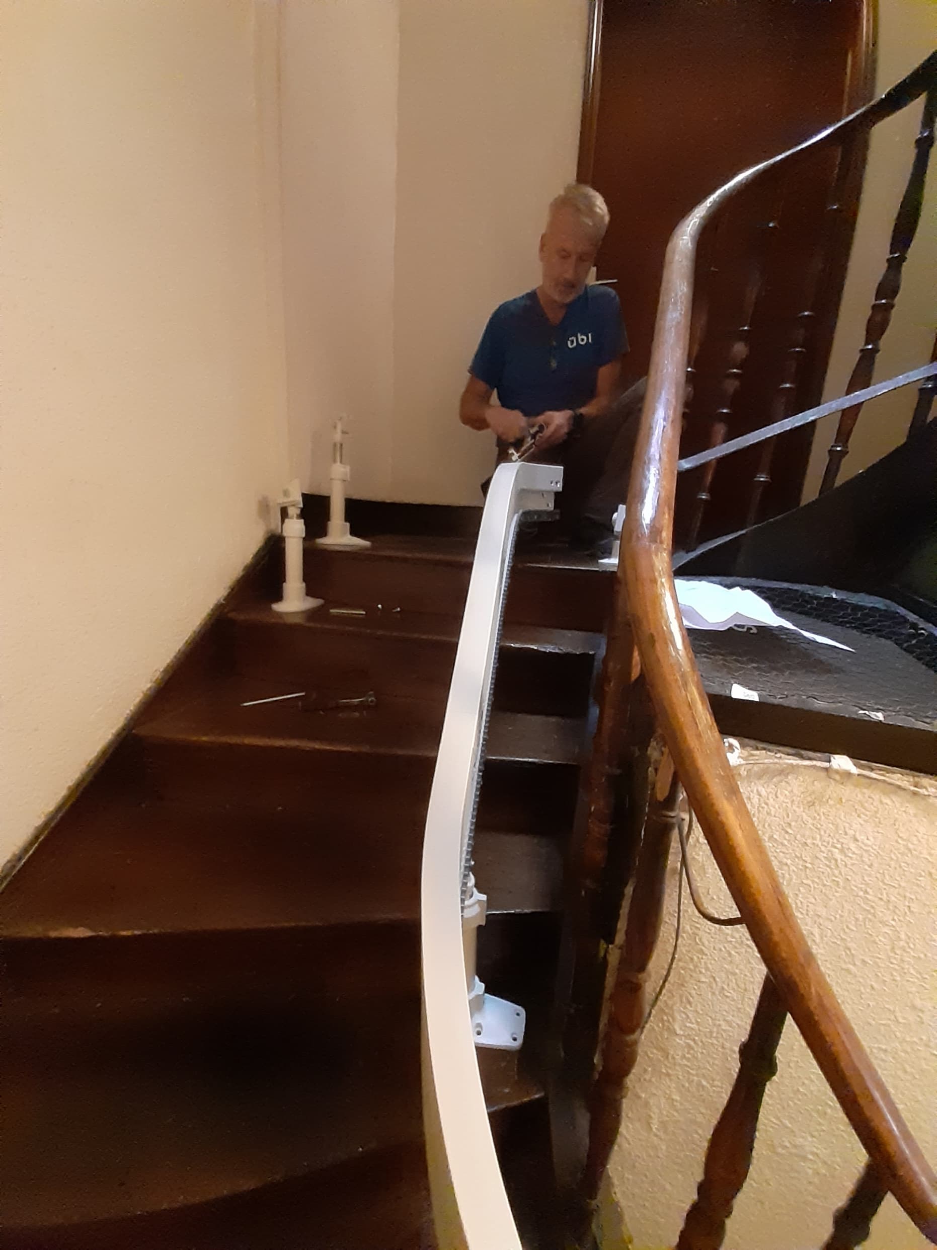 Technicien Sud-ouest Monte-escalier installant le rail d'un monte-escaliers courbe