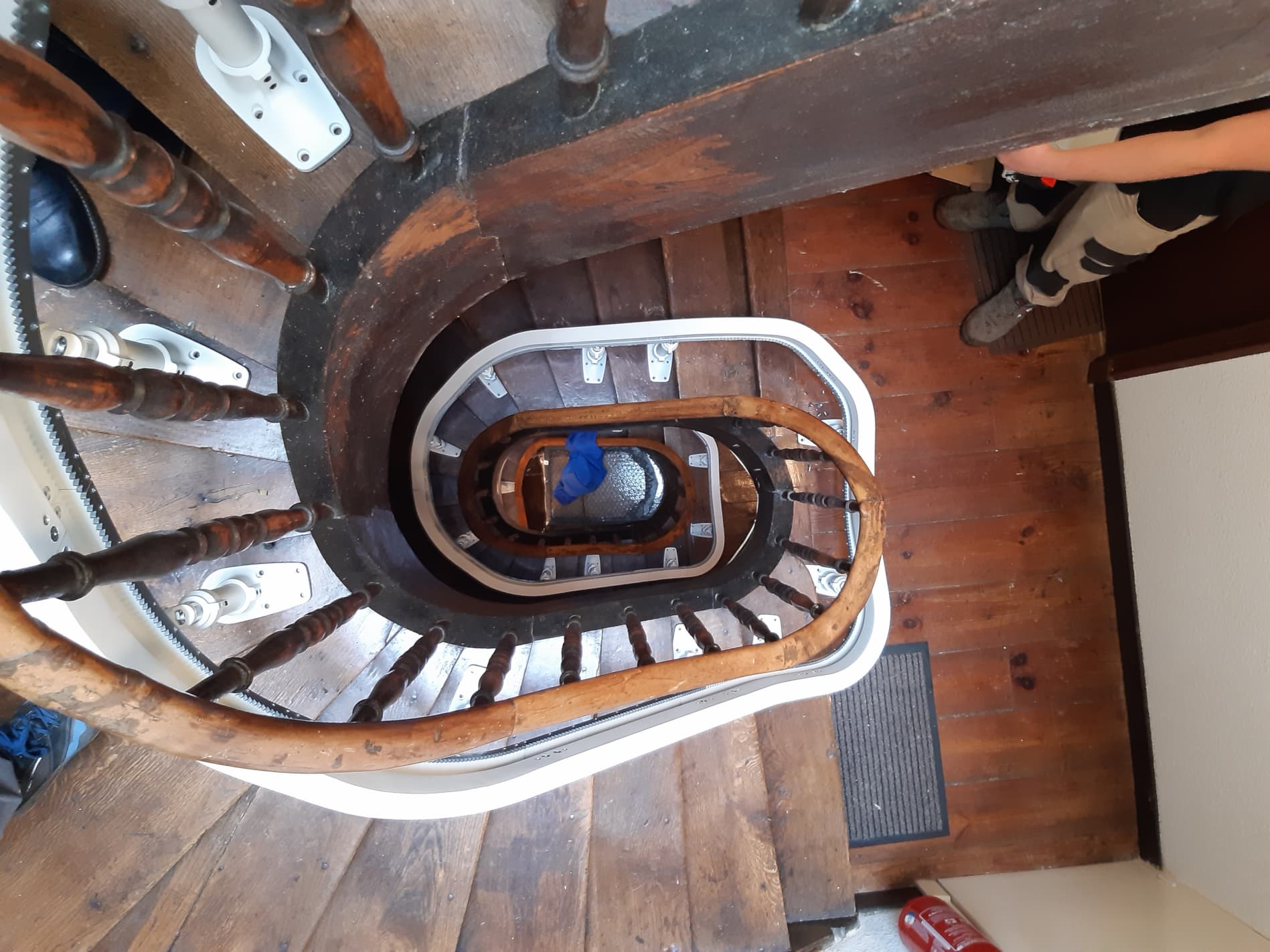 Rail d'un monte-escalier courbe sur plusieurs étages