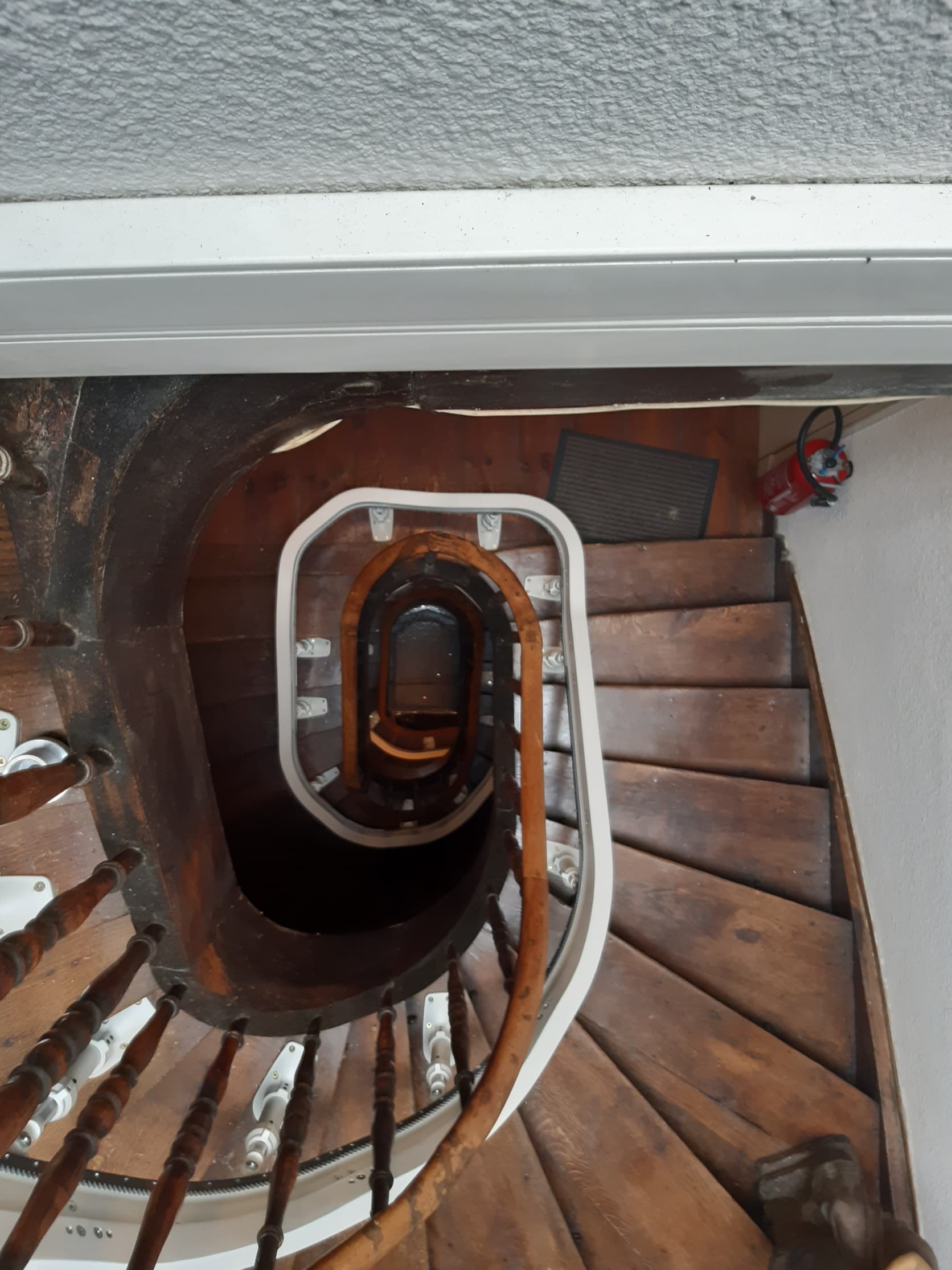 Rail d'un monte-escalier courbe sur plusieurs étages