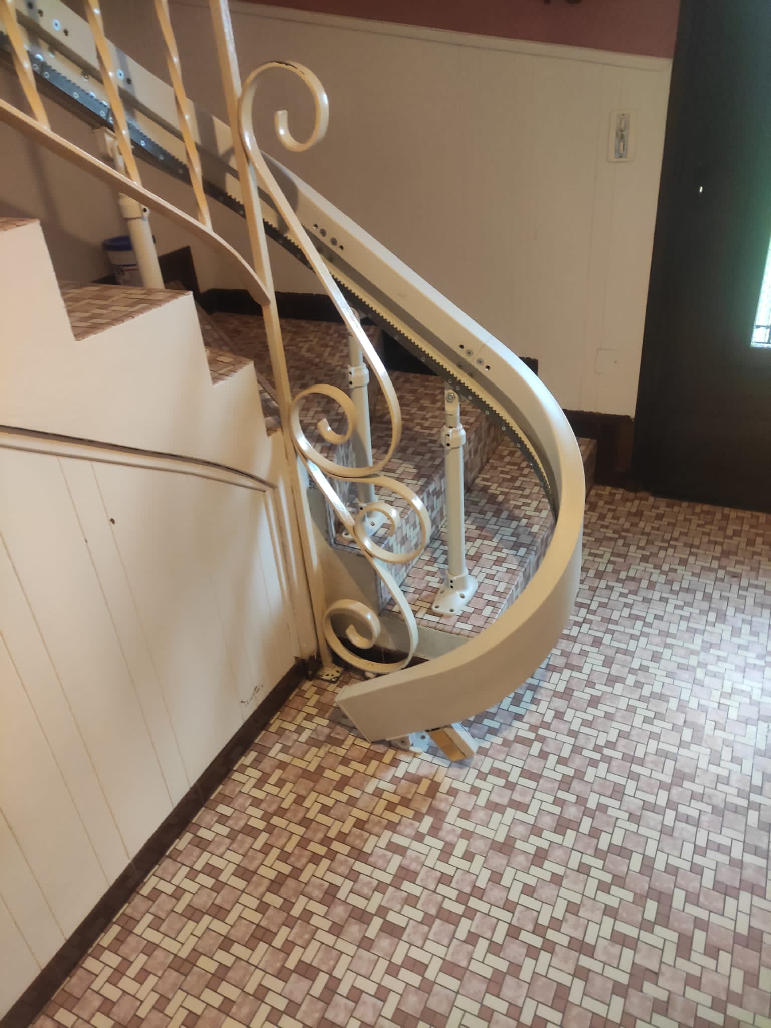 Rail d'un monte-escalier avec une courbe très étroite