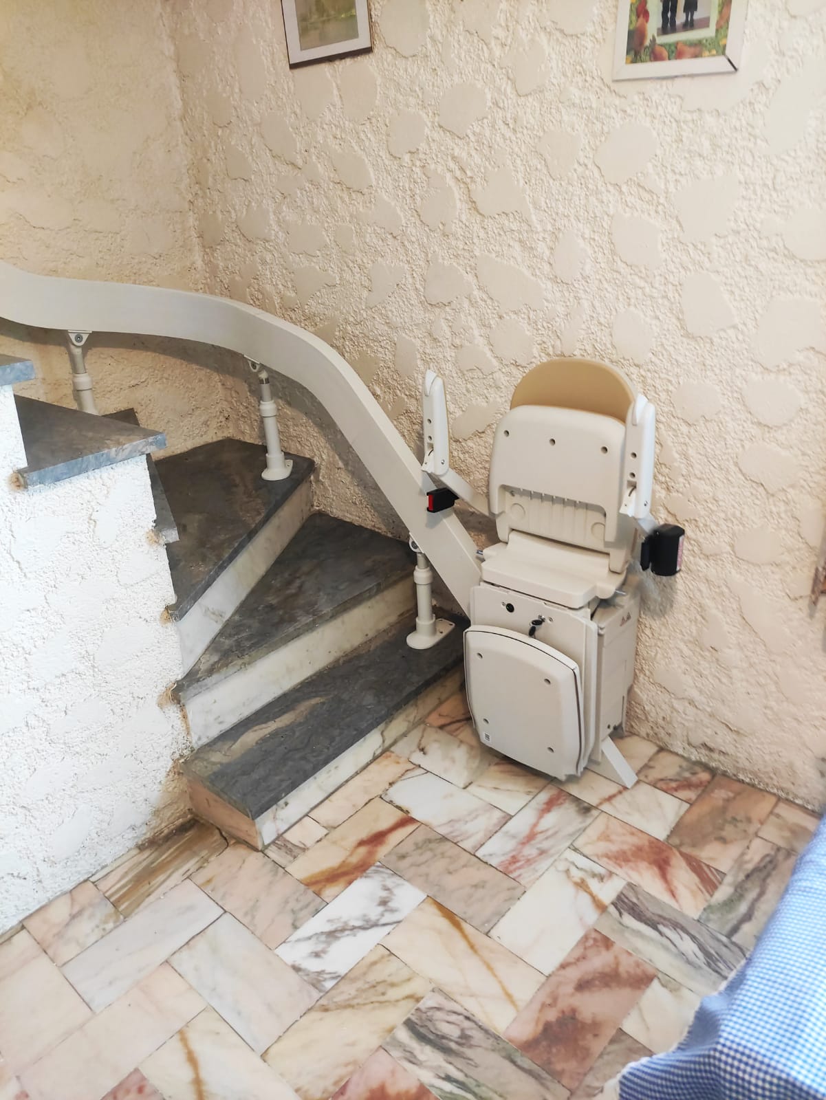 Monte-escalier replié en bas des marches d'un escalier