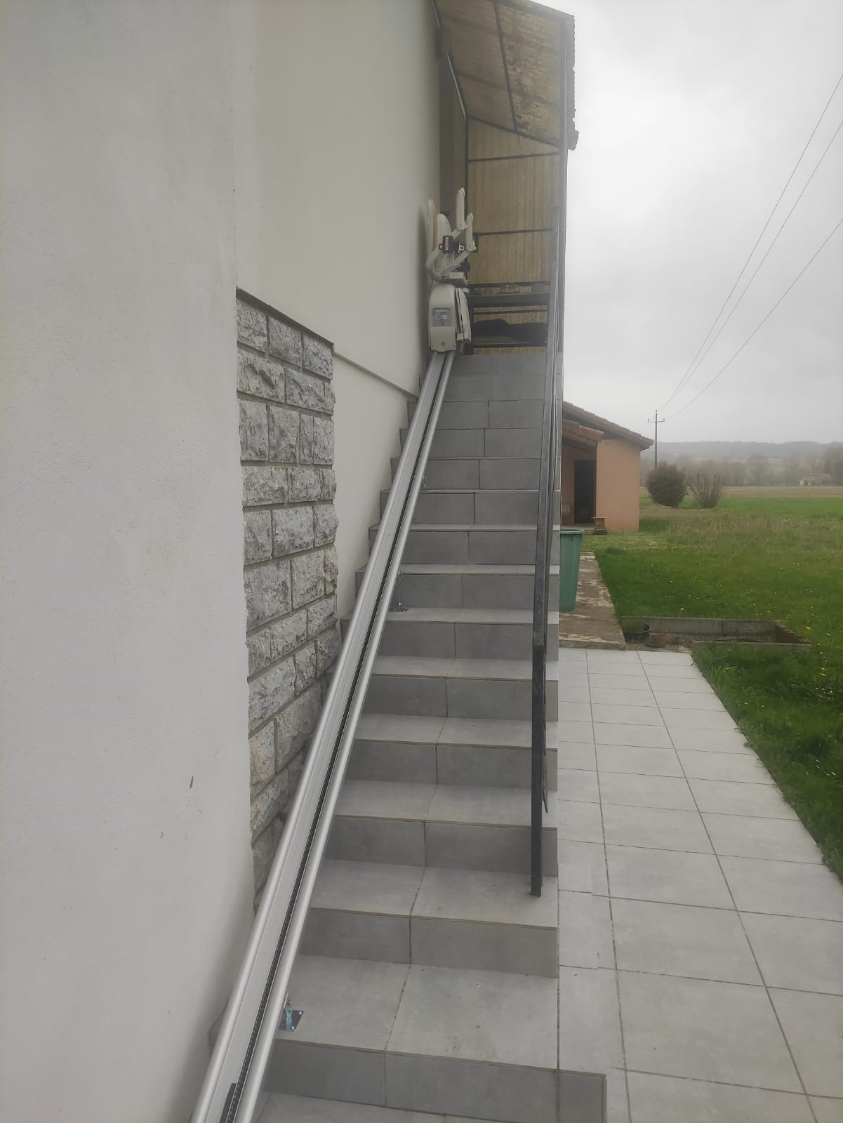 Monte-escalier installé en extérieur