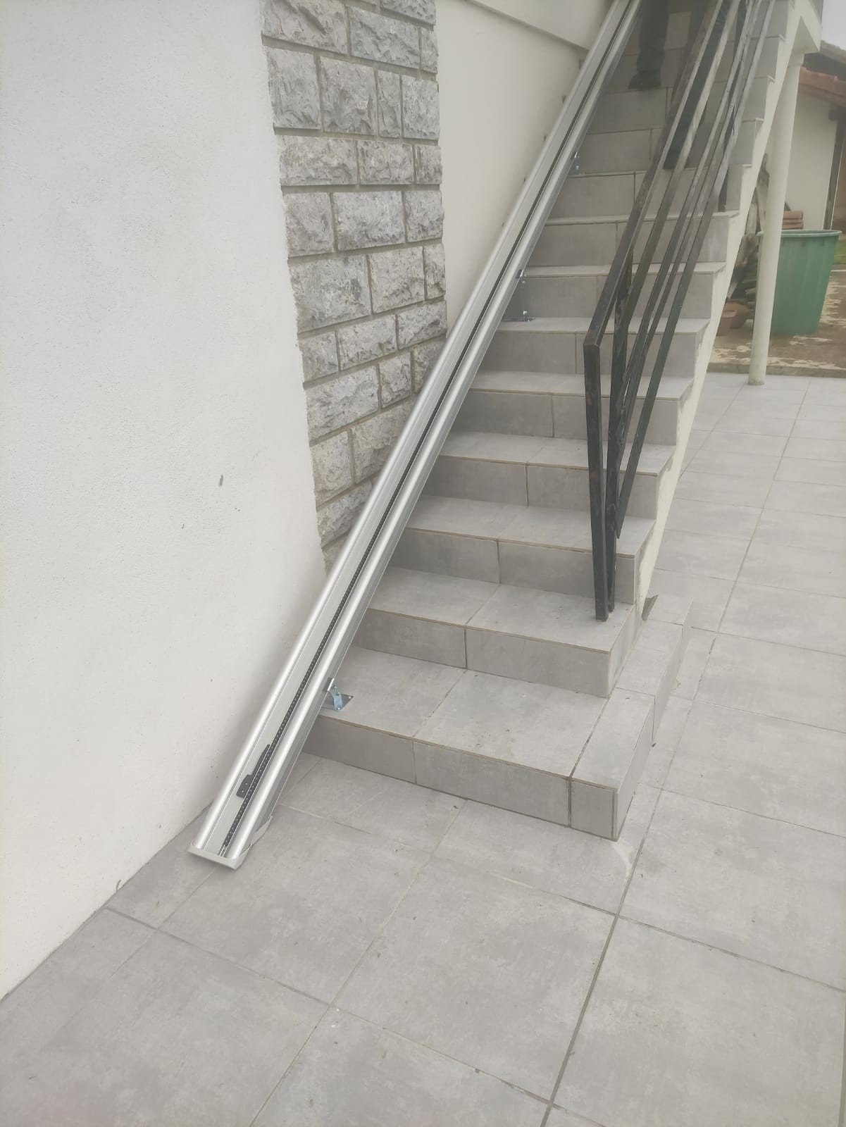 Rail d'un monte-escalier installé en extérieur