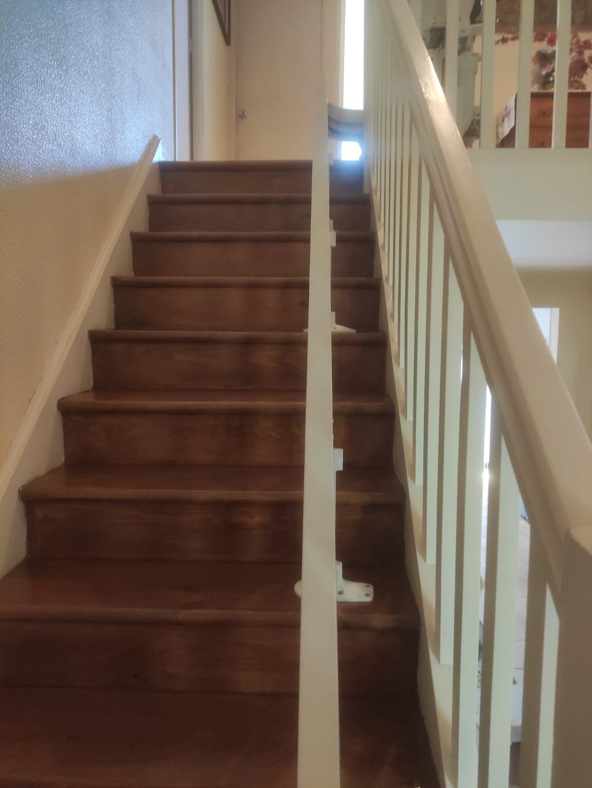 Rail installé pour la pose monte-escalier courbe