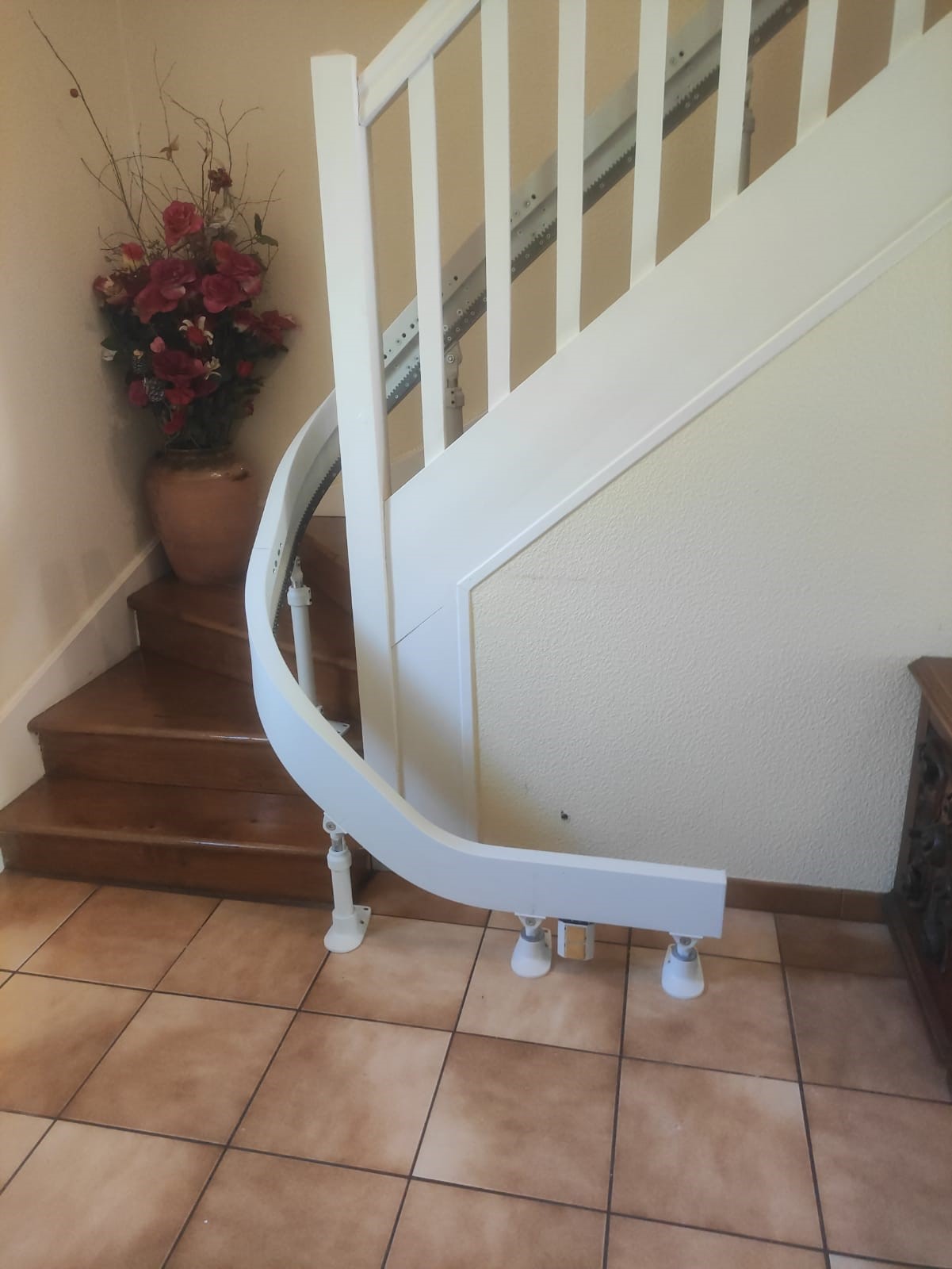 Rail d'un monte-escalier avec une courbe très étroite