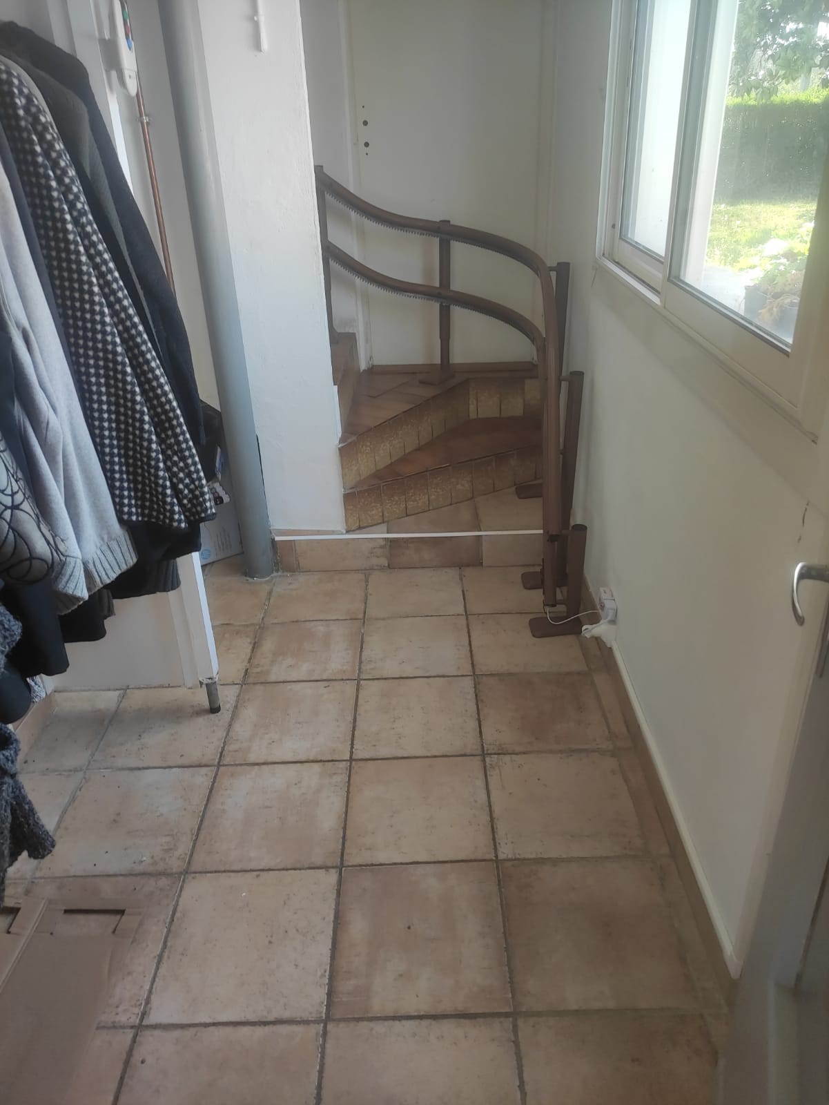 Double rail installé dans un escalier étroit