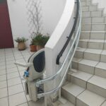 Monte-escalier extérieur courbe double rail replié