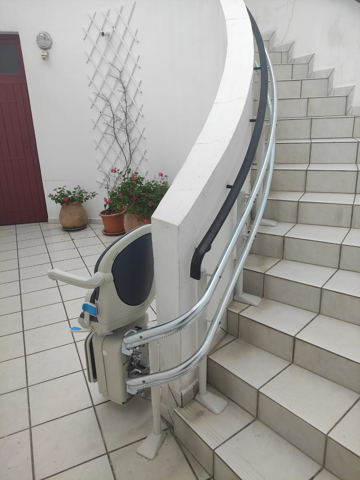 Monte-escalier extérieur courbe double rail replié