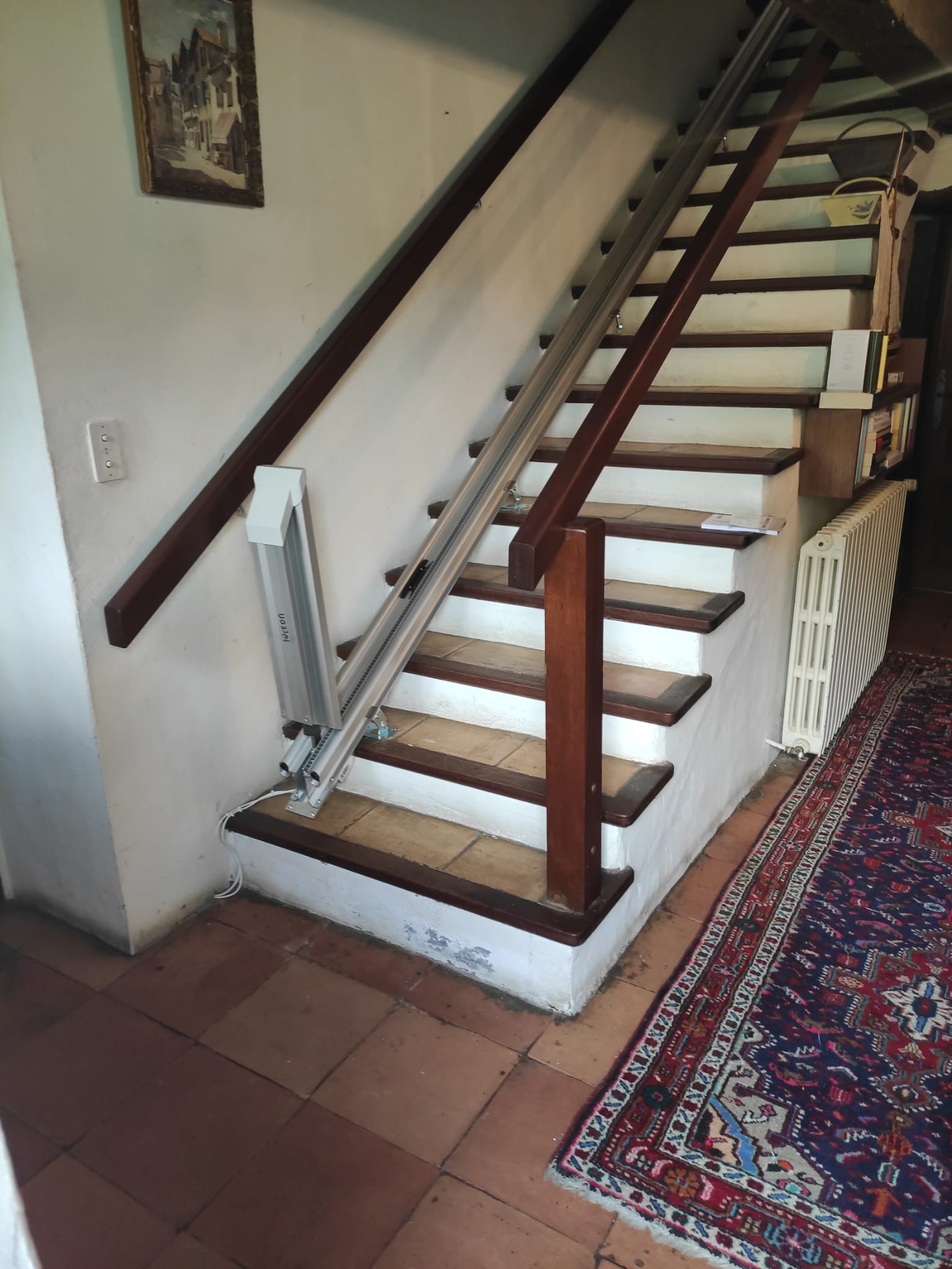 Vue du rail du monte-escalier droit