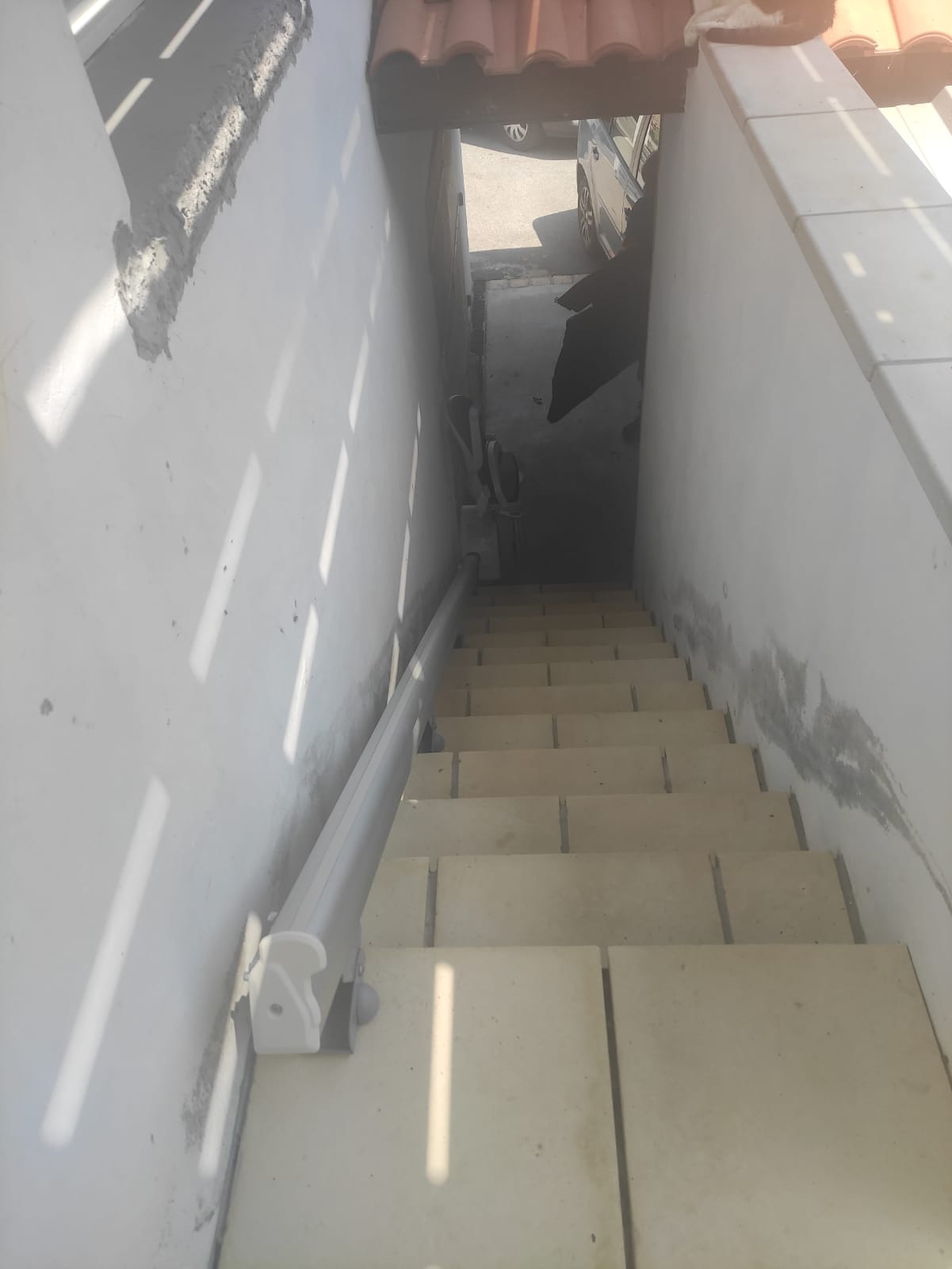 Monte-escalier extérieur droit passage étroit