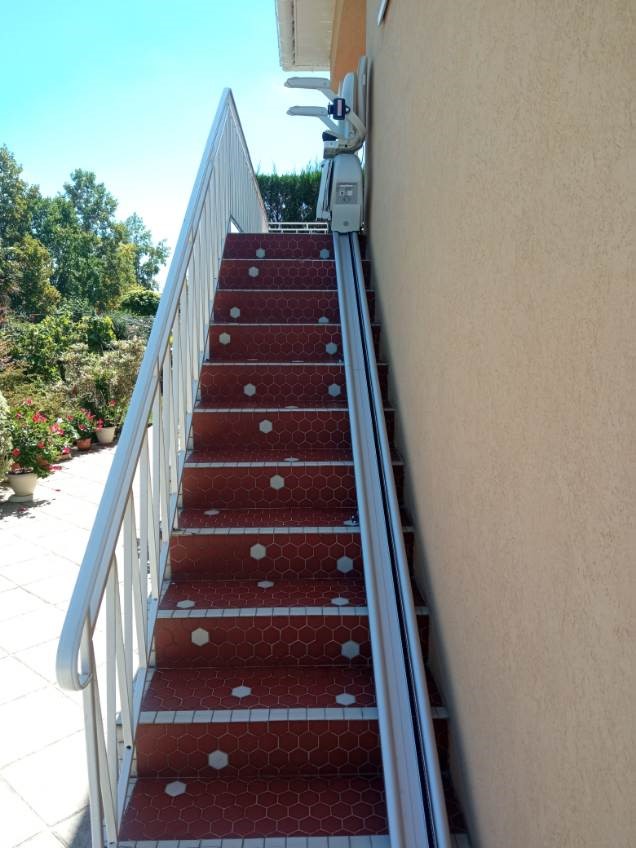 Installation d'un monte-escalier droit extérieur Acorn à Pau