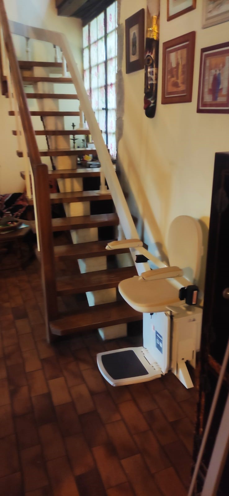 Installation d’un monte-escalier courbe intérieur Acorn à Lons