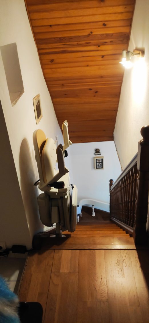 Installation d’un monte-escalier courbe intérieur Acorn à Billère